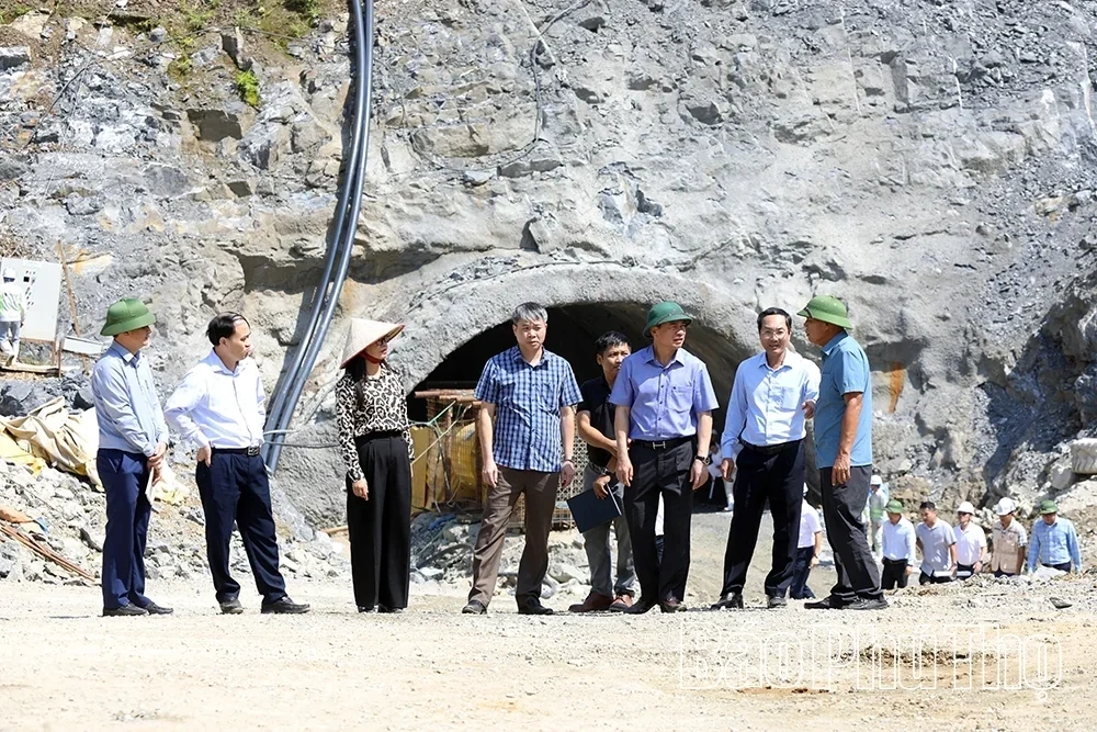 Focusing on Removing Obstacles and Accelerating the Progress of the Hoa Binh – Moc Chau Expressway