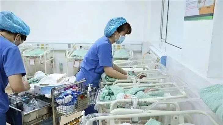 Giảm gánh nặng sinh và nuôi con để ứng phó mức sinh thấp