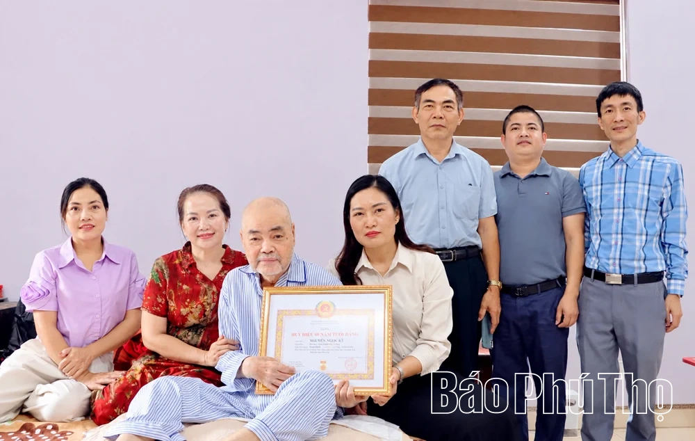 Phú Thọ tặng, truy tặng Huy hiệu Đảng cho 21.761 đảng viên