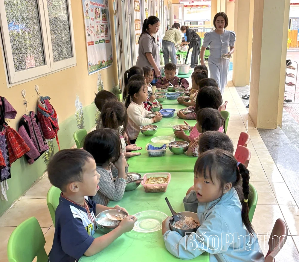 Pà Cò gian nan đưa trẻ tới trường