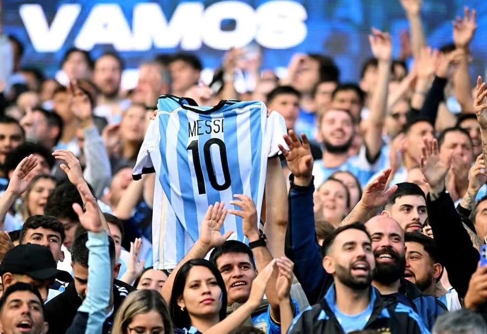 Messi và Ronaldo: Hai cách khép lại một kỷ nguyên