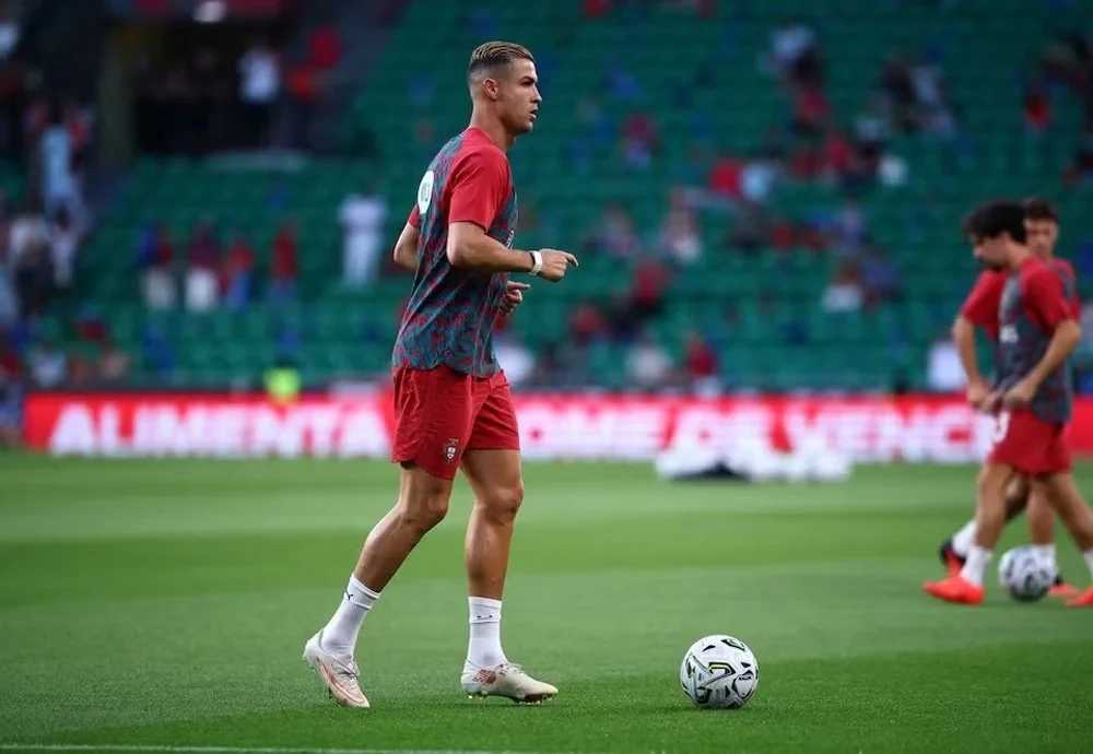 Messi và Ronaldo: Hai cách khép lại một kỷ nguyên
