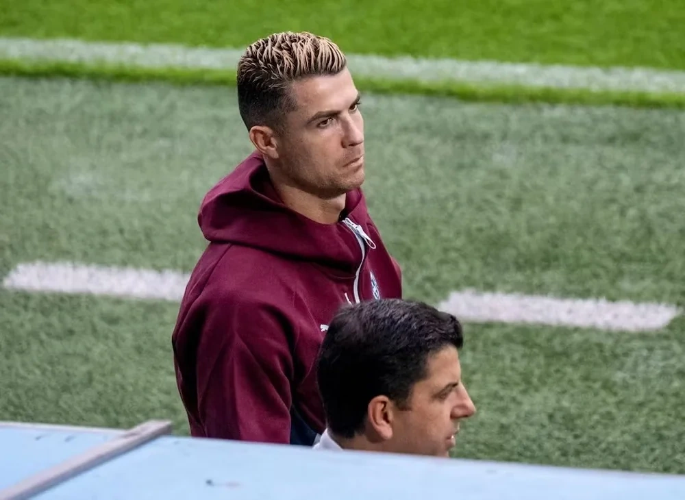 Messi và Ronaldo: Hai cách khép lại một kỷ nguyên