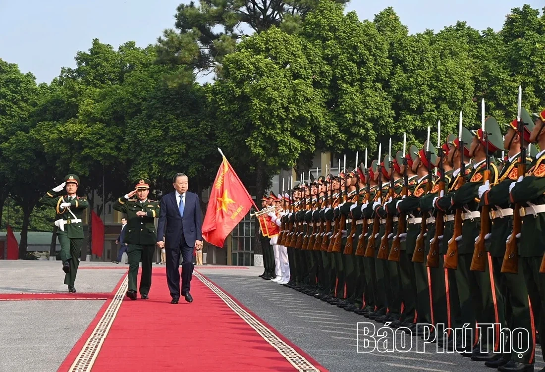 General Secretary and President To Lam Awards the Title of Hero of the Peoples Armed Forces to Military Region 2