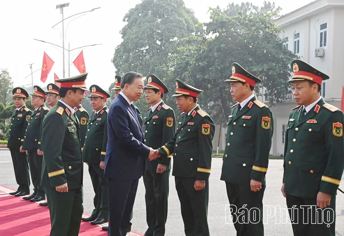 General Secretary and President To Lam Awards the Title of Hero of the Peoples Armed Forces to Military Region 2