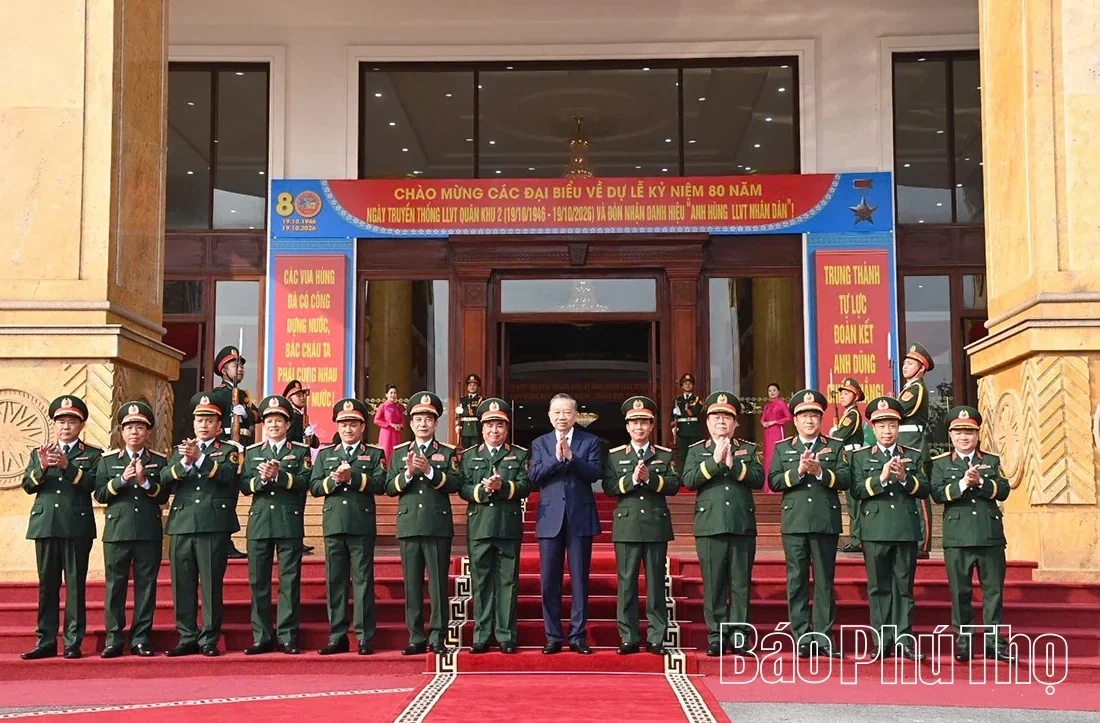 General Secretary and President To Lam Awards the Title of Hero of the Peoples Armed Forces to Military Region 2