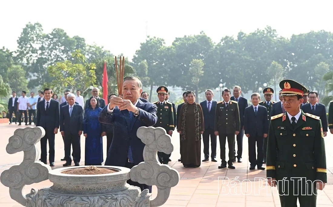 General Secretary and President To Lam Awards the Title of Hero of the Peoples Armed Forces to Military Region 2