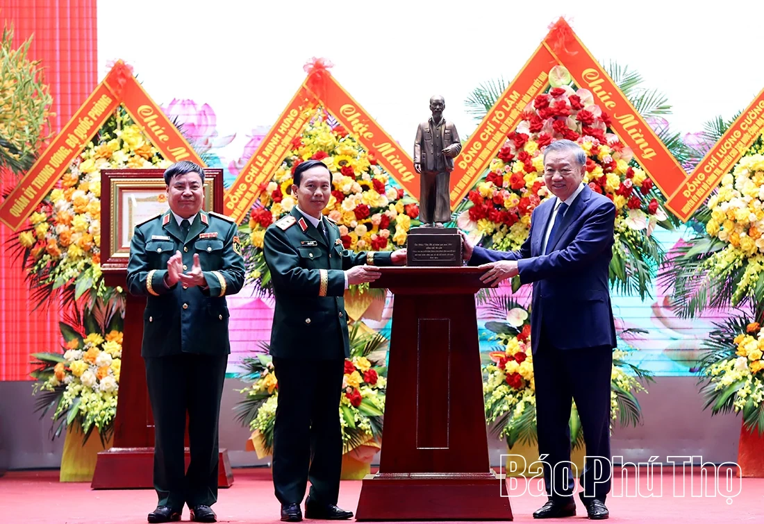 Tổng Bí thư, Chủ tịch nước Tô Lâm trao danh hiệu Anh hùng Lực lượng vũ trang nhân dân tặng Quân khu 2