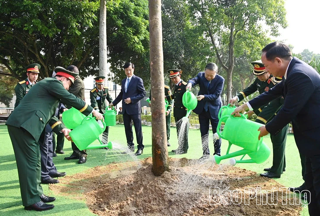 Tổng Bí thư, Chủ tịch nước Tô Lâm trao danh hiệu Anh hùng Lực lượng vũ trang nhân dân tặng Quân khu 2