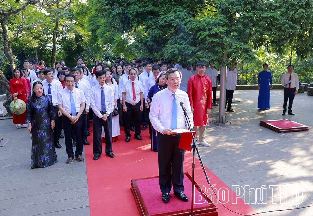 Dâng hương, báo công các Vua Hùng về thành tích học tập, rèn luyện năm học 2025-2026