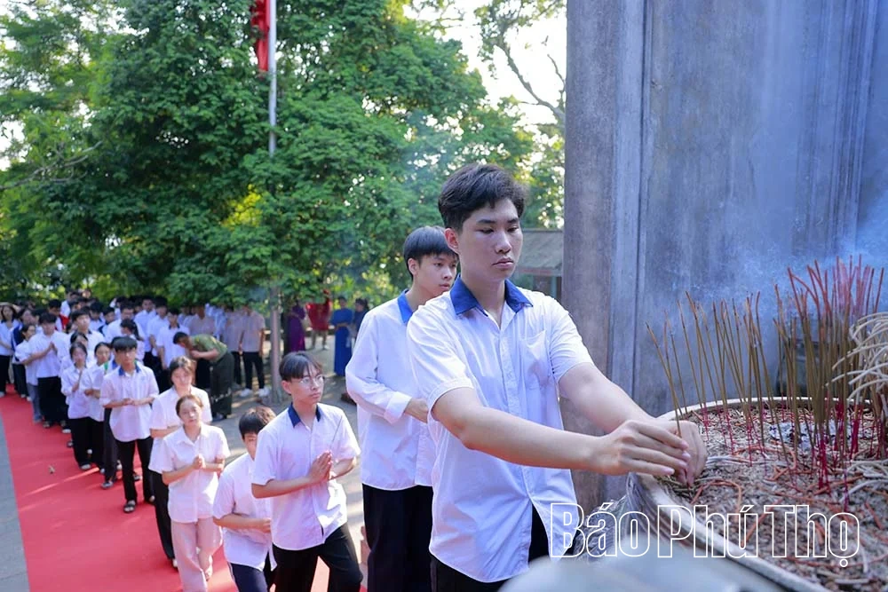 Dâng hương, báo công các Vua Hùng về thành tích học tập, rèn luyện năm học 2025-2026