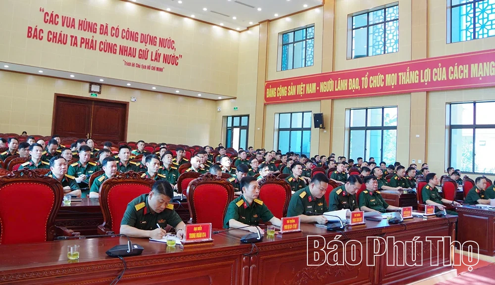 Bộ Chỉ huy Quân sự tỉnh Phú Thọ trao quyết định về công tác cán bộ