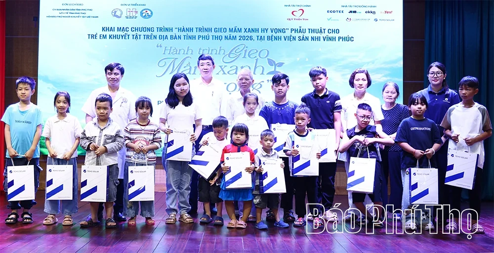 Khám sàng lọc cho hơn 220 trẻ em khuyết tật có hoàn cảnh khó khăn