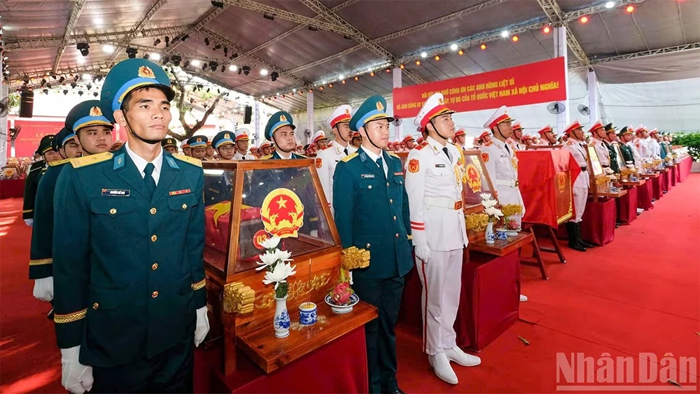 Tiễn đưa hài cốt liệt sĩ tại Công viên Lê Thị Riêng về nơi an nghỉ cuối cùng