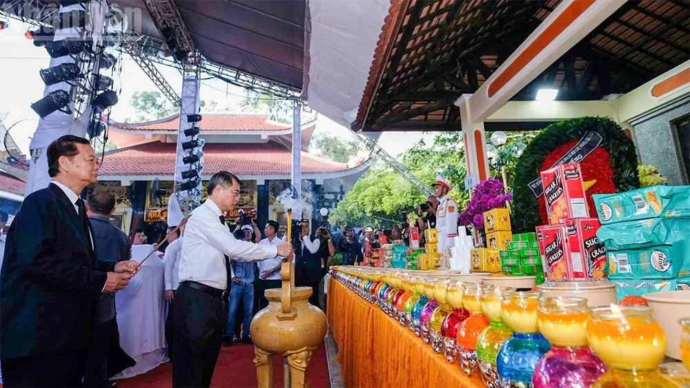 Tiễn đưa hài cốt liệt sĩ tại Công viên Lê Thị Riêng về nơi an nghỉ cuối cùng