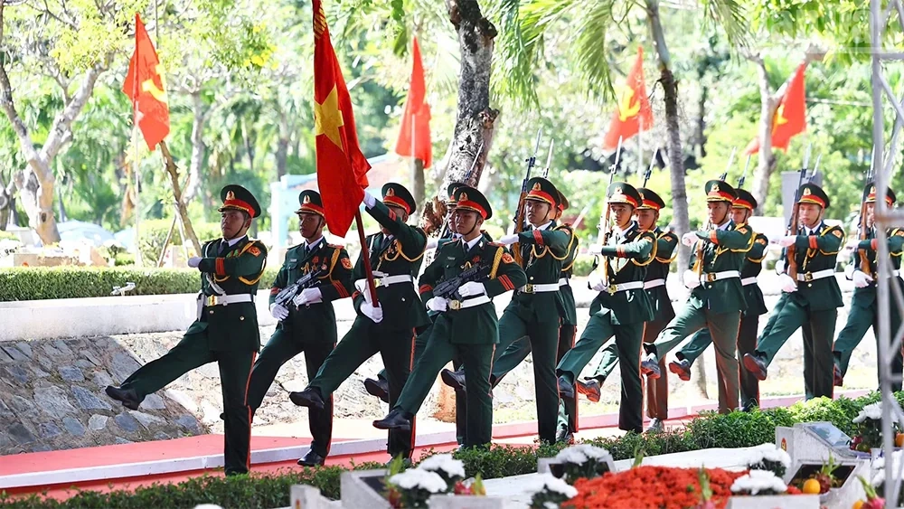Tiễn đưa hài cốt liệt sĩ tại Công viên Lê Thị Riêng về nơi an nghỉ cuối cùng