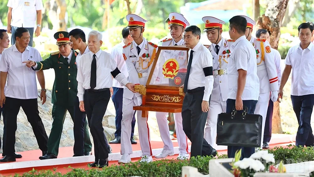 Tiễn đưa hài cốt liệt sĩ tại Công viên Lê Thị Riêng về nơi an nghỉ cuối cùng