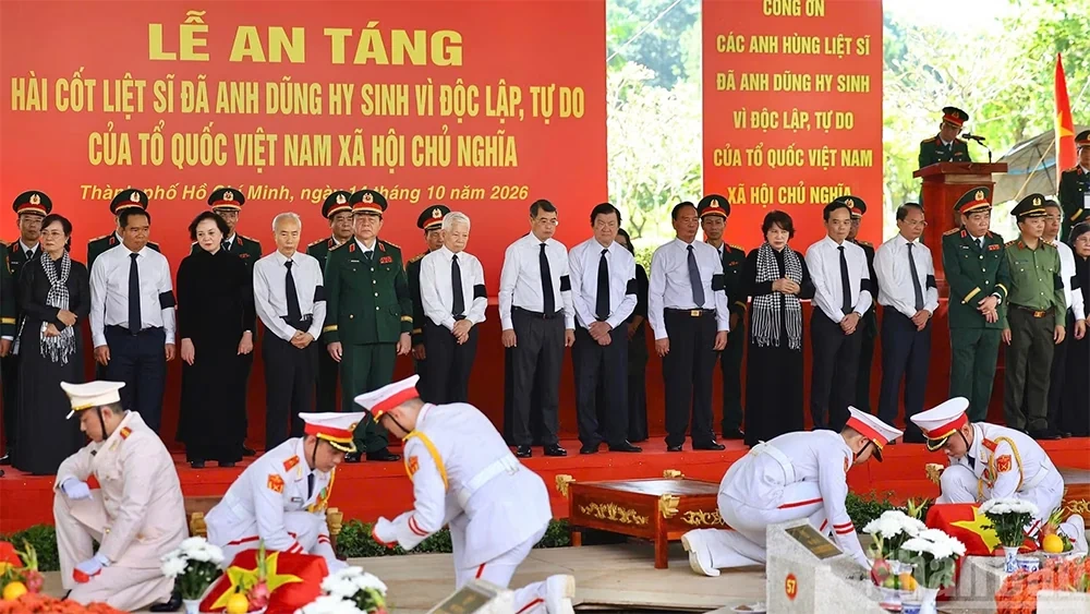 Tiễn đưa hài cốt liệt sĩ tại Công viên Lê Thị Riêng về nơi an nghỉ cuối cùng