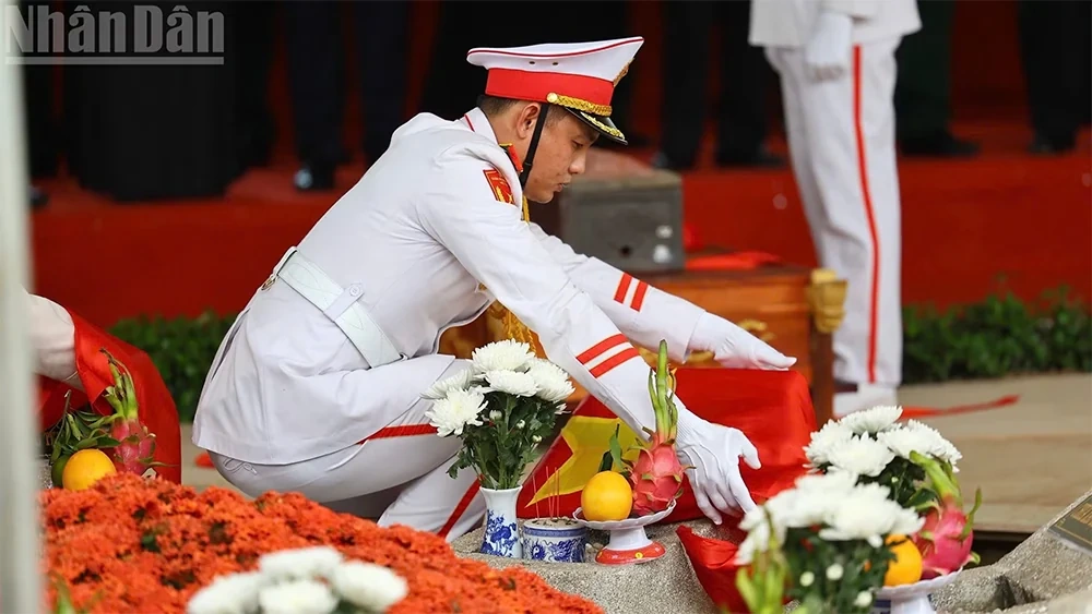 Tiễn đưa hài cốt liệt sĩ tại Công viên Lê Thị Riêng về nơi an nghỉ cuối cùng