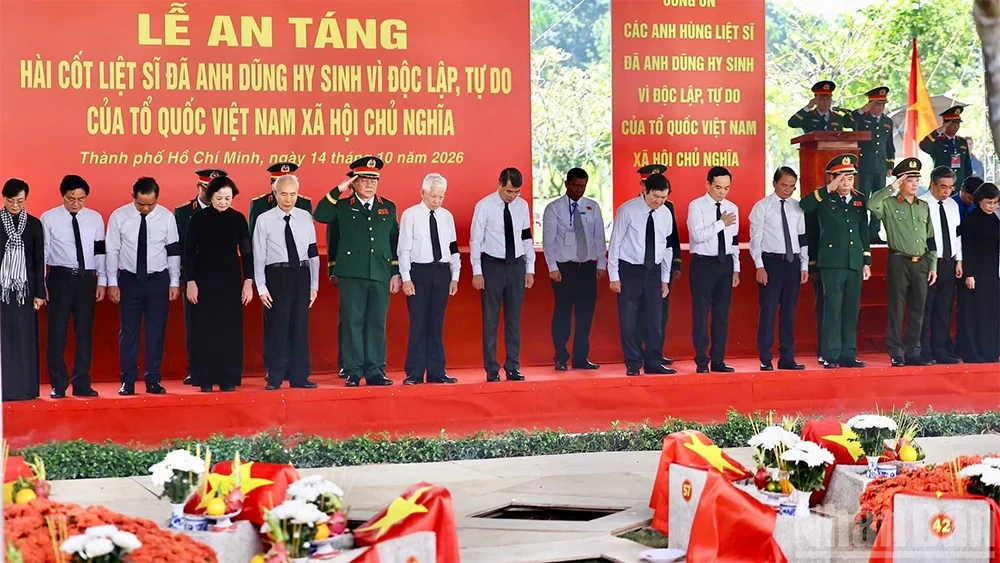 Tiễn đưa hài cốt liệt sĩ tại Công viên Lê Thị Riêng về nơi an nghỉ cuối cùng