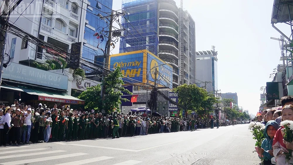Tiễn đưa hài cốt liệt sĩ tại Công viên Lê Thị Riêng về nơi an nghỉ cuối cùng