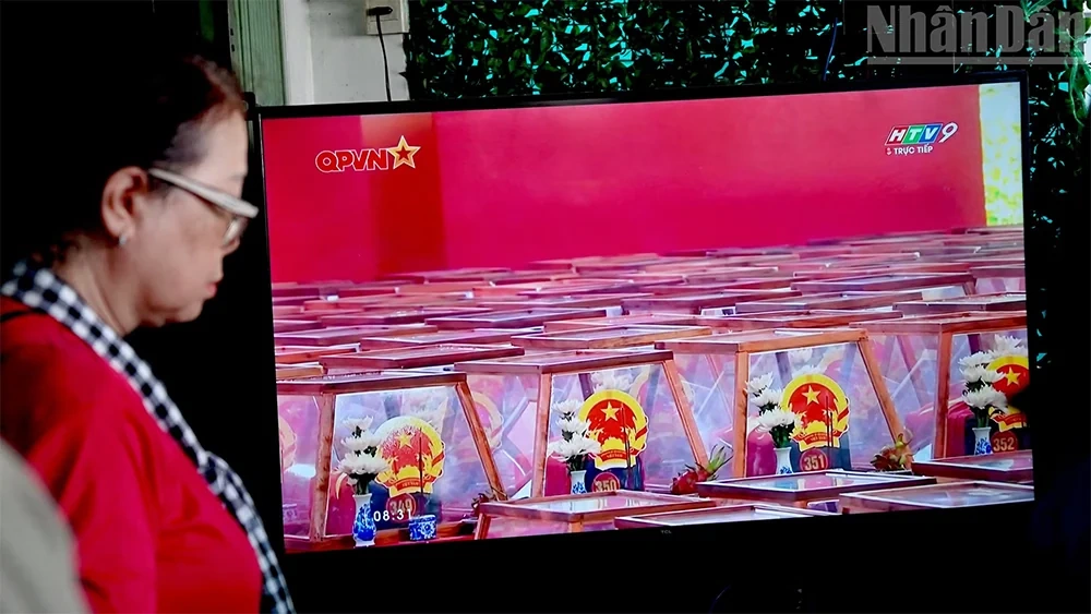 Tiễn đưa hài cốt liệt sĩ tại Công viên Lê Thị Riêng về nơi an nghỉ cuối cùng