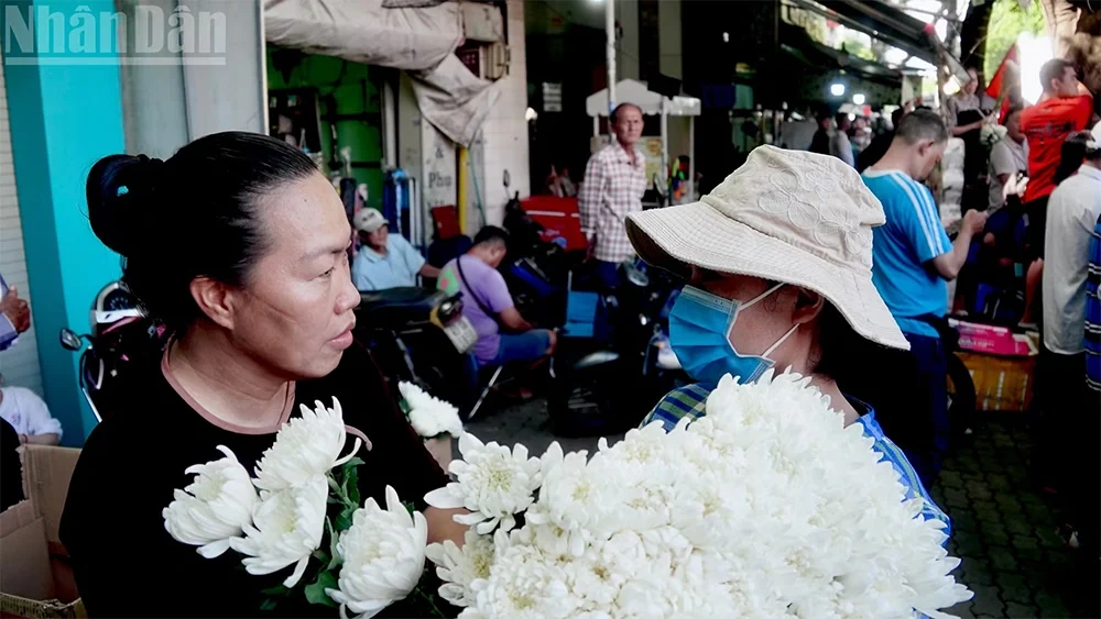 Tiễn đưa hài cốt liệt sĩ tại Công viên Lê Thị Riêng về nơi an nghỉ cuối cùng