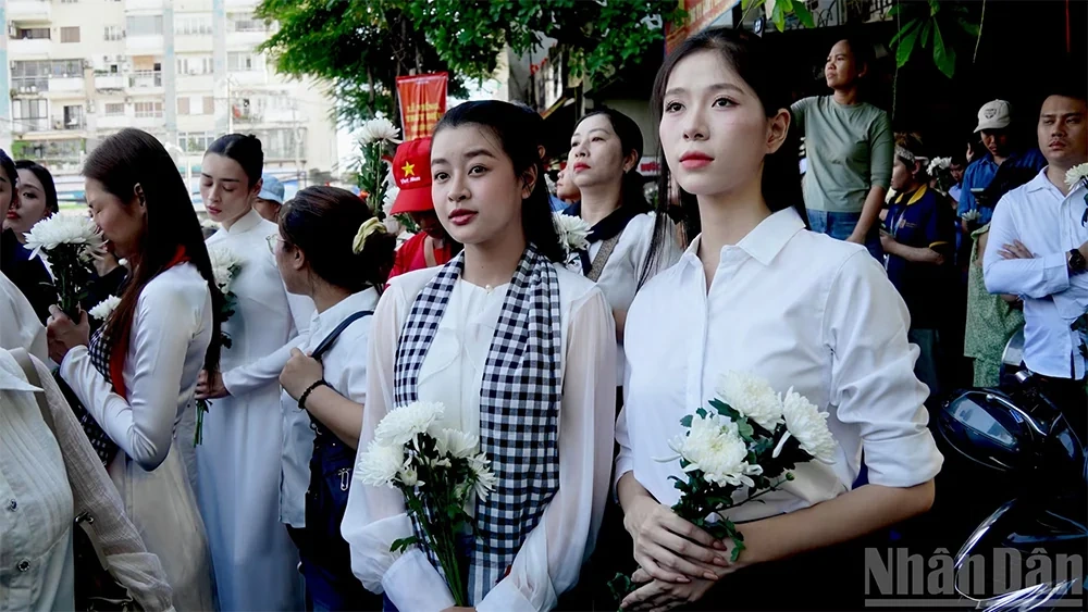 Tiễn đưa hài cốt liệt sĩ tại Công viên Lê Thị Riêng về nơi an nghỉ cuối cùng