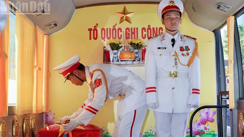 Tiễn đưa hài cốt liệt sĩ tại Công viên Lê Thị Riêng về nơi an nghỉ cuối cùng
