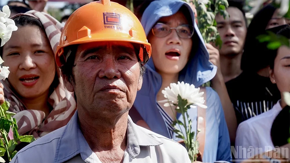 Tiễn đưa hài cốt liệt sĩ tại Công viên Lê Thị Riêng về nơi an nghỉ cuối cùng