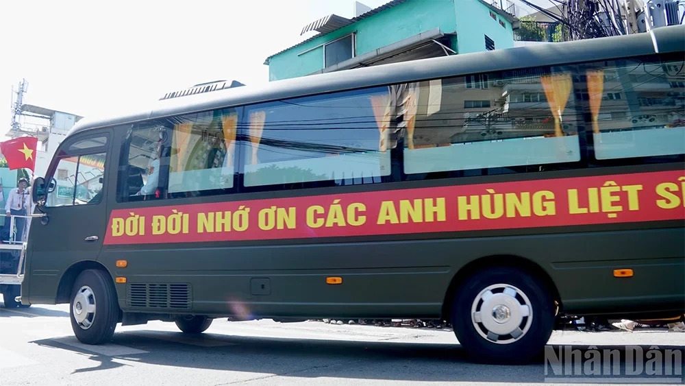 Tiễn đưa hài cốt liệt sĩ tại Công viên Lê Thị Riêng về nơi an nghỉ cuối cùng