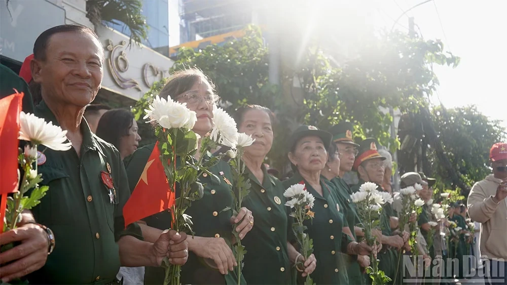 Tiễn đưa hài cốt liệt sĩ tại Công viên Lê Thị Riêng về nơi an nghỉ cuối cùng