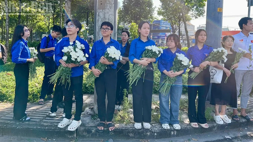 Tiễn đưa hài cốt liệt sĩ tại Công viên Lê Thị Riêng về nơi an nghỉ cuối cùng
