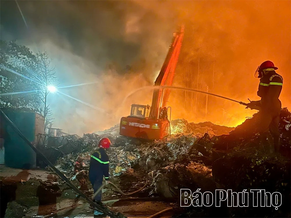 Cháy bãi tập kết phế liệu tại xã Hội Thịnh