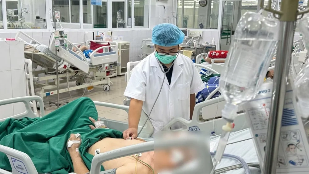 Nhiều người mắc cúm A diễn biến khó lường: Sốt nhẹ vẫn suy hô hấp nặng, nguy kịch