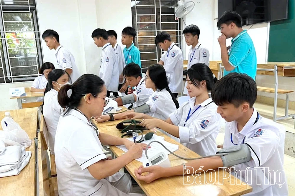 Quan tâm chăm sóc sức khỏe học đường