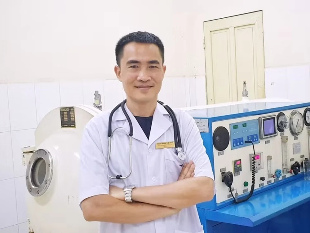 Ngửi mùi hoa sữa nồng nặc, có người đau đầu, buồn nôn: Bác sĩ tiết lộ điều ít người biết
