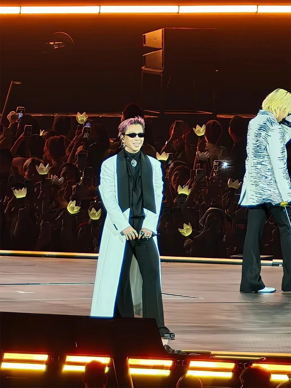 Big Bang làm “nổ tung” Mỹ Đình, G-Dragon đập đàn gây sốc