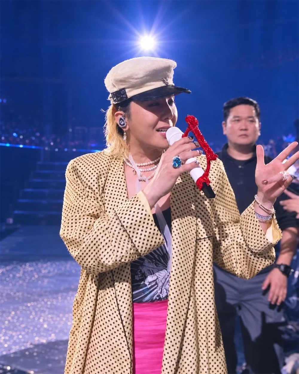 Big Bang làm “nổ tung” Mỹ Đình, G-Dragon đập đàn gây sốc