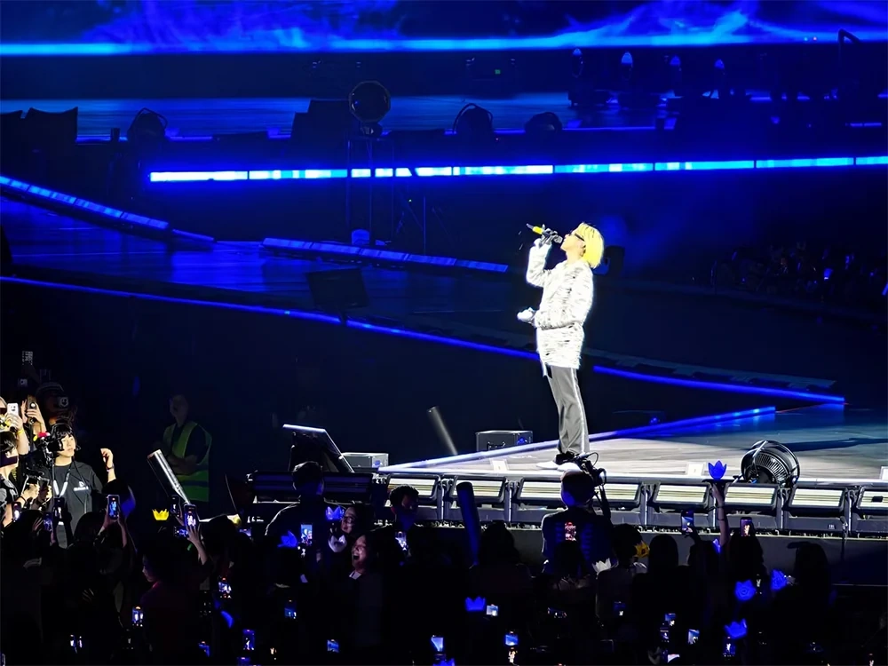 Big Bang làm “nổ tung” Mỹ Đình, G-Dragon đập đàn gây sốc