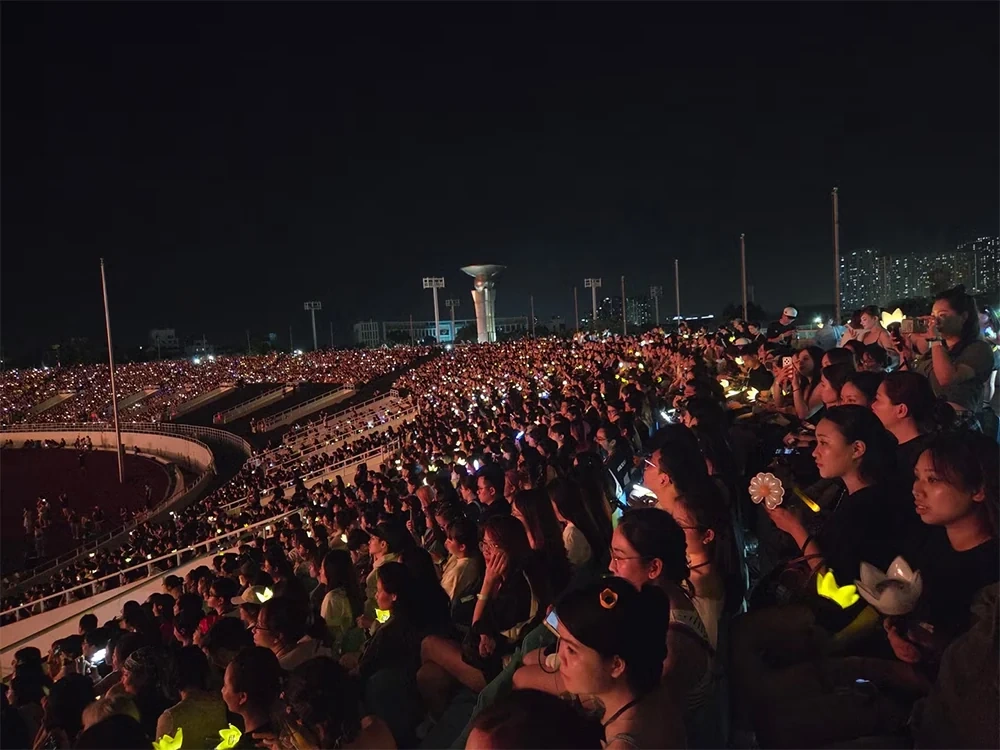 Big Bang làm “nổ tung” Mỹ Đình, G-Dragon đập đàn gây sốc