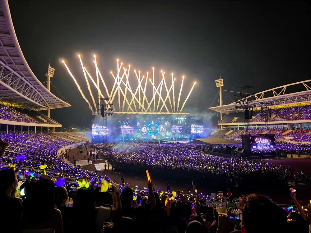 Big Bang làm “nổ tung” Mỹ Đình, G-Dragon đập đàn gây sốc