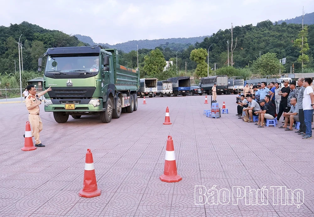 Nâng cao ý thức chấp hành pháp luật và kỹ năng&nbsp;lái xe an toàn cho hơn 100 lái xe tải, xe đầu kéo