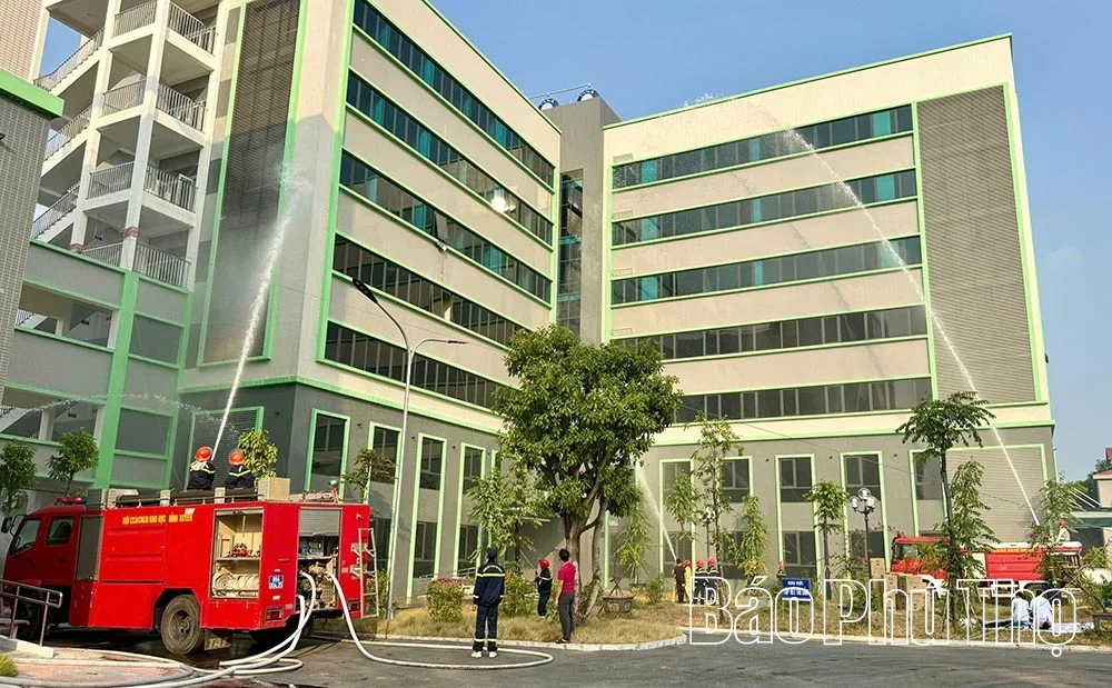 Hơn 100 người tham gia thực tập chữa cháy, cứu nạn, cứu hộ tại Trung tâm Y tế khu vực Bình Xuyên