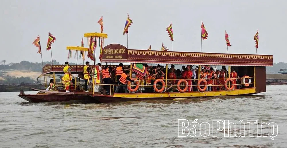 Tục lấy “nước thiêng” nơi ngã ba Hạc