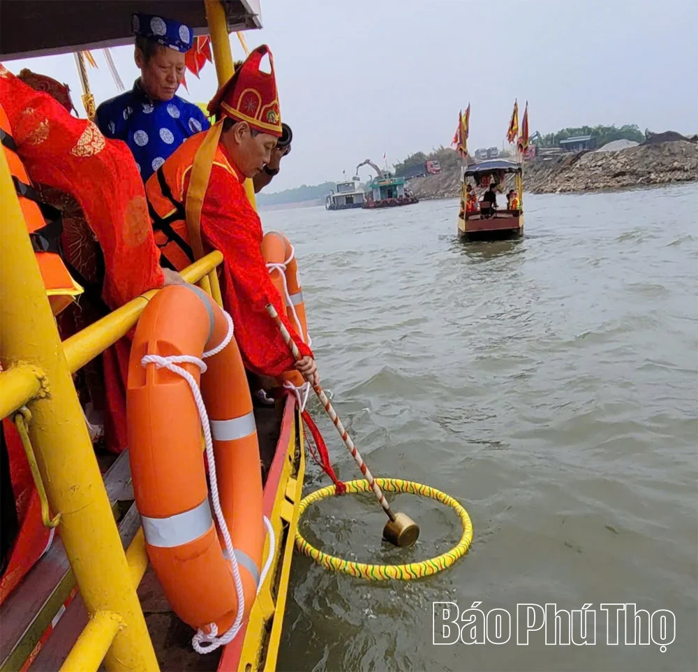 Tục lấy “nước thiêng” nơi ngã ba Hạc