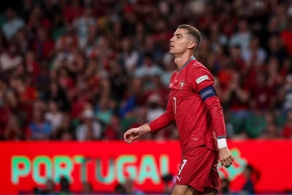 LĐBĐ Bồ Đào Nha chính thức phạt Ronaldo