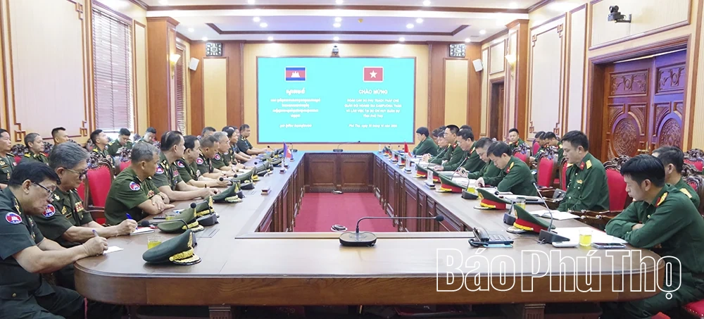 Bộ CHQS tỉnh Phú Thọ trao đổi kinh nghiệm công tác pháp chế với Quân đội Hoàng gia Campuchia