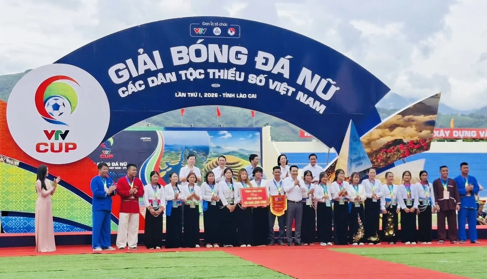 Khi phụ nữ chơi bóng đá