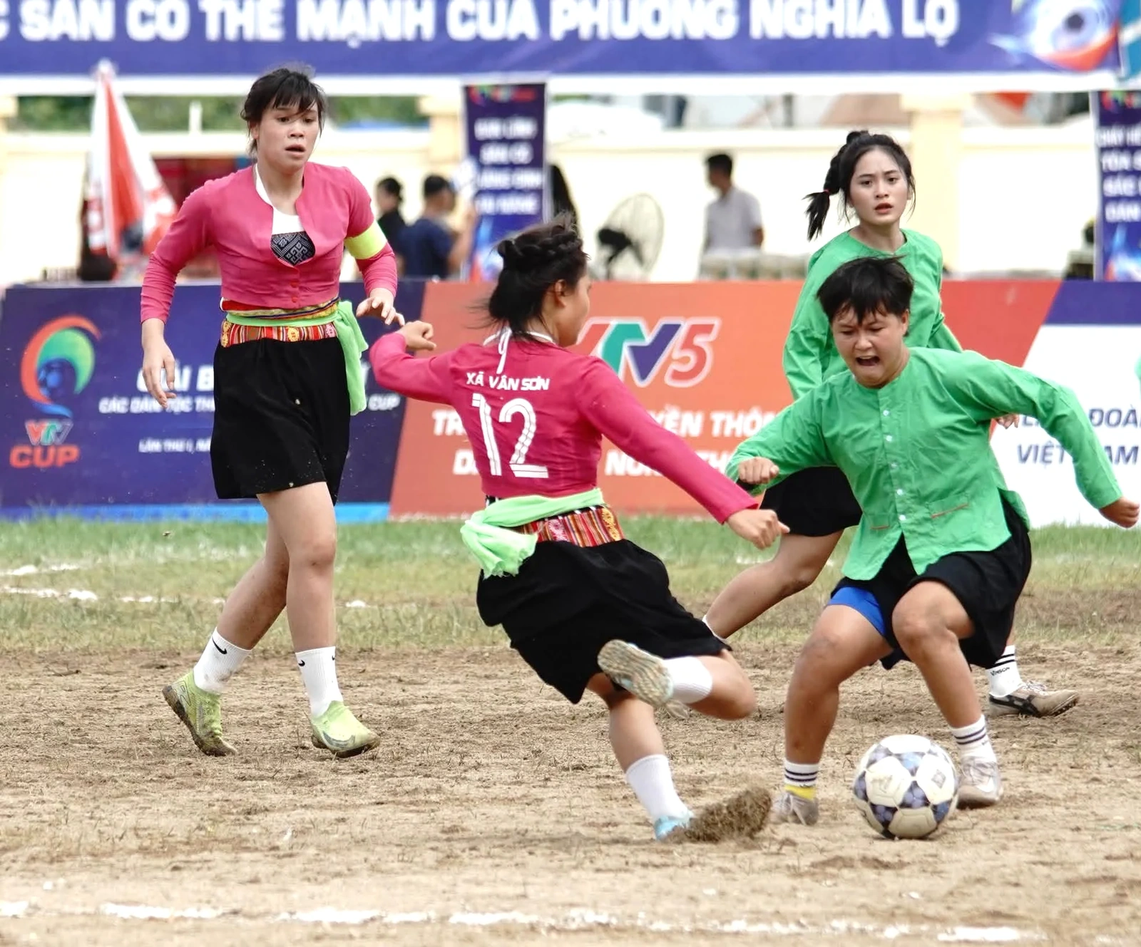Khi phụ nữ chơi bóng đá